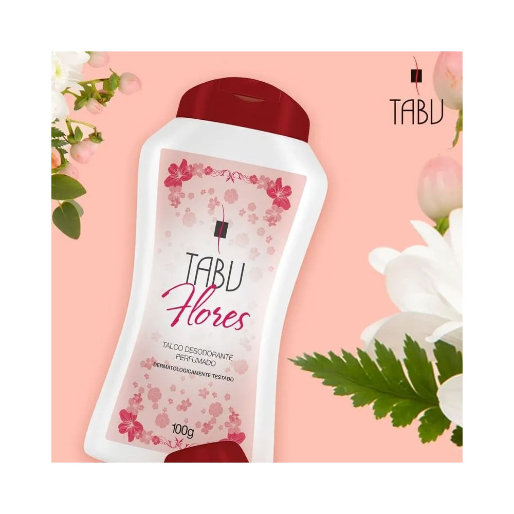 Frasco branco do talco desodorante perfumado Tabu Flores com tampa vermelha, 100g, inclinado sobre fundo rosa com flores